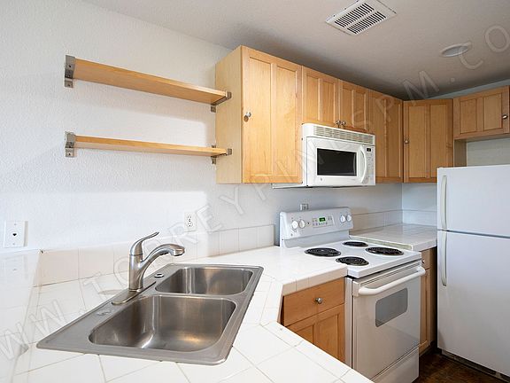 5th image of 4626 Albuquerque St #B