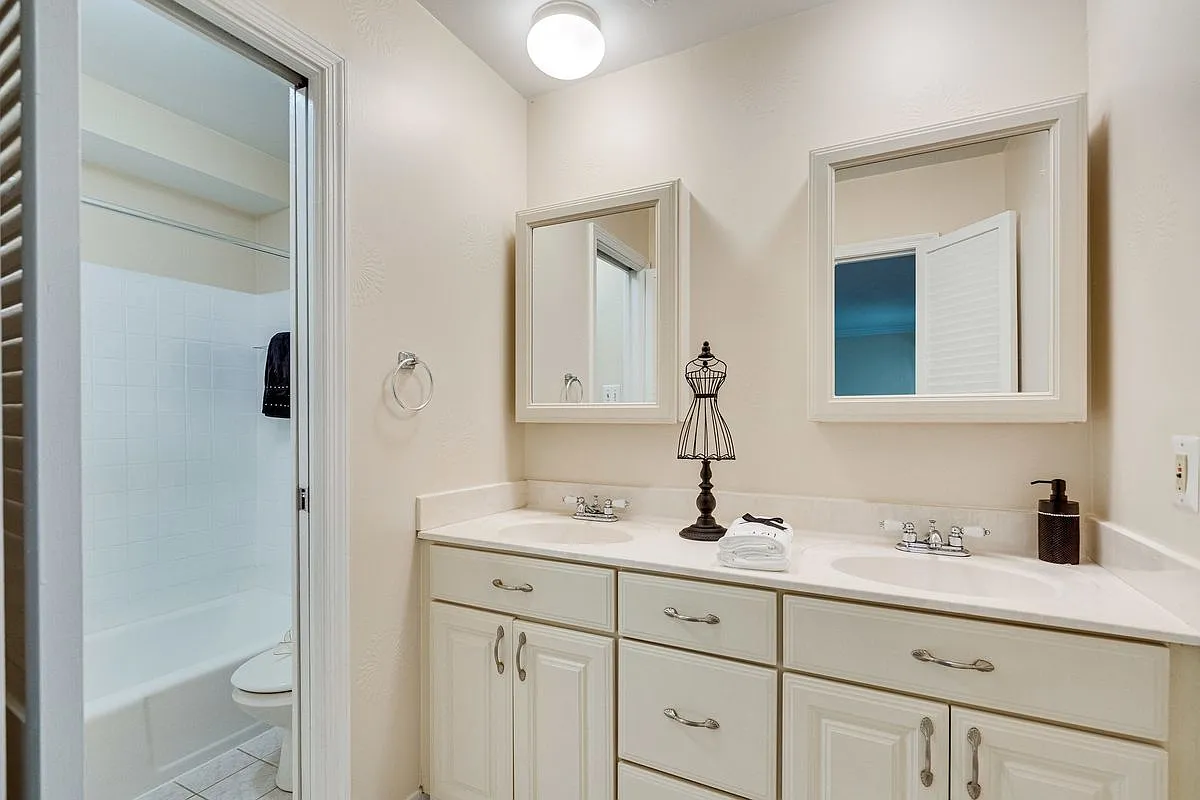 4 bed, 2.5 bath, 2400 sqft, $4,000 — Photo 3