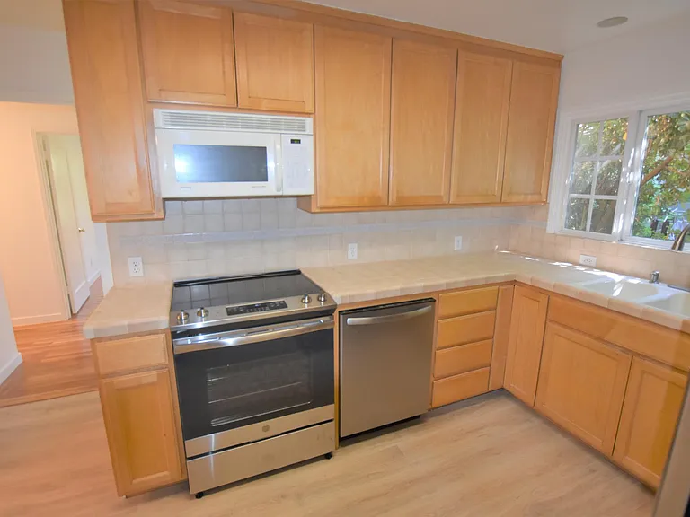 107 Dunsmuir Way — Photo 3