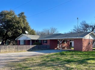 216 Woodlawn Ave, Strawn, TX 76475