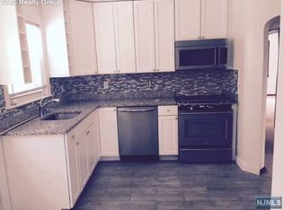 412 Oak St, Ridgefield, NJ 07657