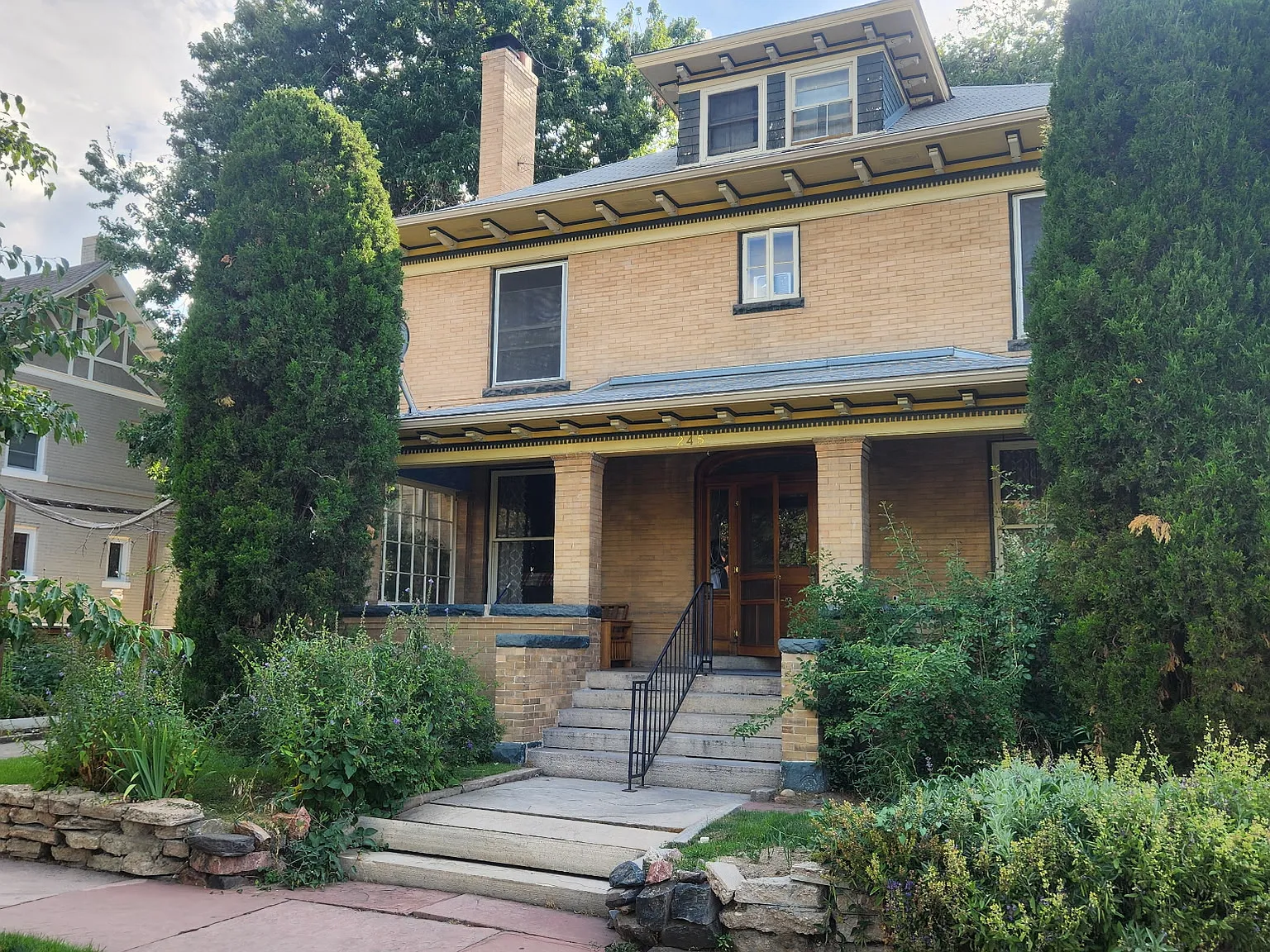 4 bed, 2400 sqft, $830 — Photo 1
