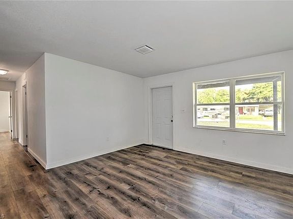 5th image of 945 Poinsettia Dr