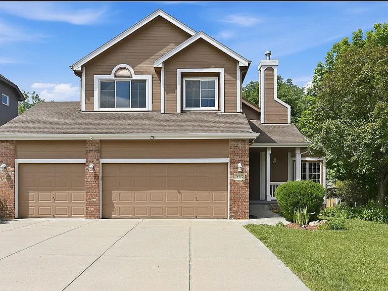 18602 Leavenworth St — Photo 1