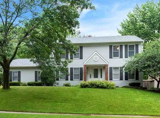 4250 Amesbury Dr, Bettendorf, IA 52722