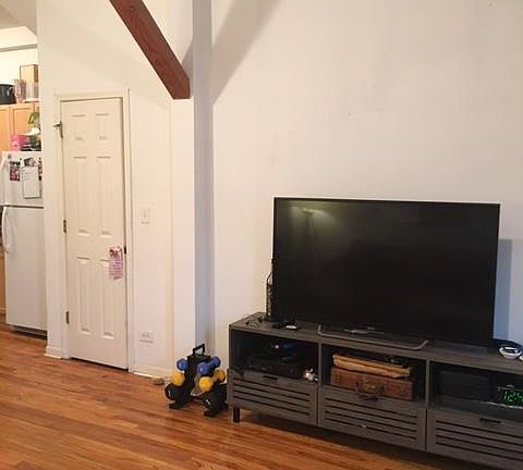 4th image of 1069 N Hermitage Ave