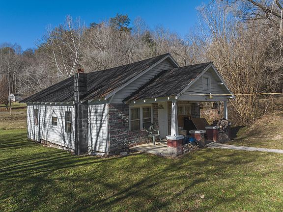 2nd image of 905 Adams Ln