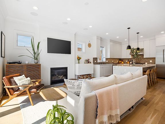 5th image of 2028 W Le Moyne St Unit 3W