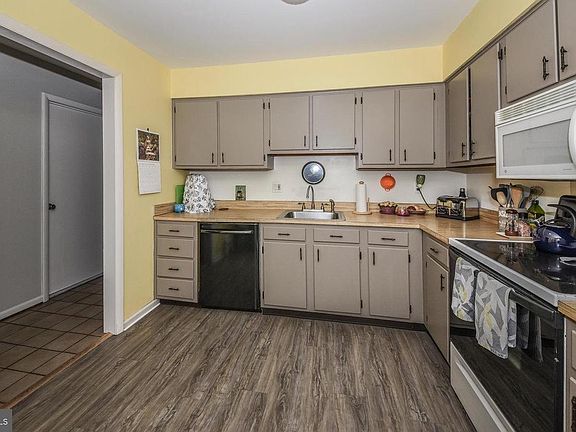 2nd image of 220 Payne Ct