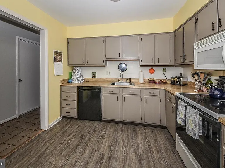 220 Payne Ct — Photo 2