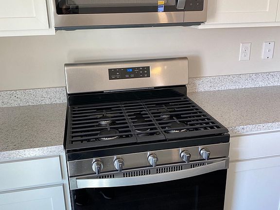 4th image of 90 Coral Ct