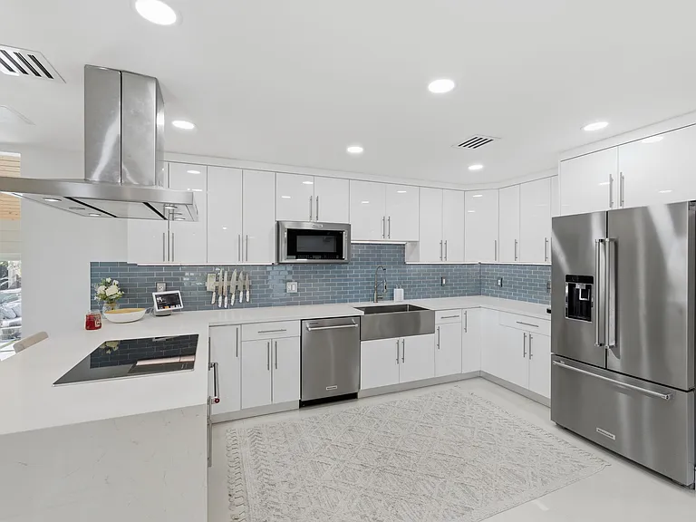 2210 NE 3rd Ave — Photo 28