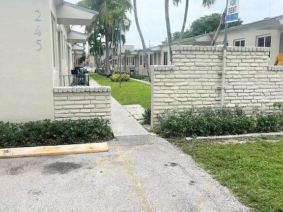 3rd image of 251 SW 18th Ct #11340611