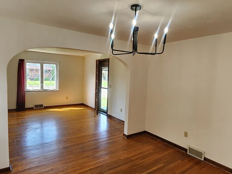 517 Clyde St — Photo 2