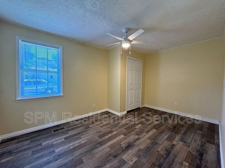 553 Manly Ave — Photo 16