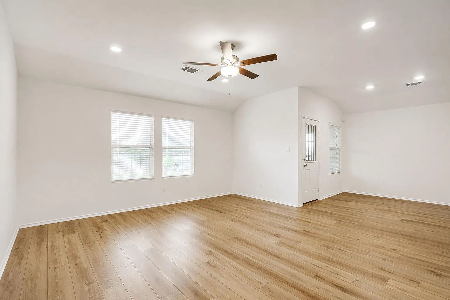 4 bed, 2.0 bath, 1938 sqft, $2,198 — Photo 4