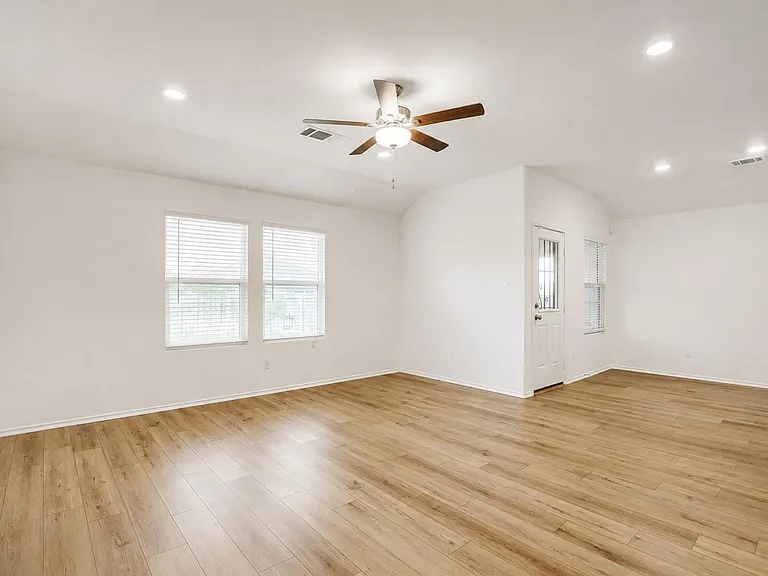 525 Sebring Cir — Photo 4