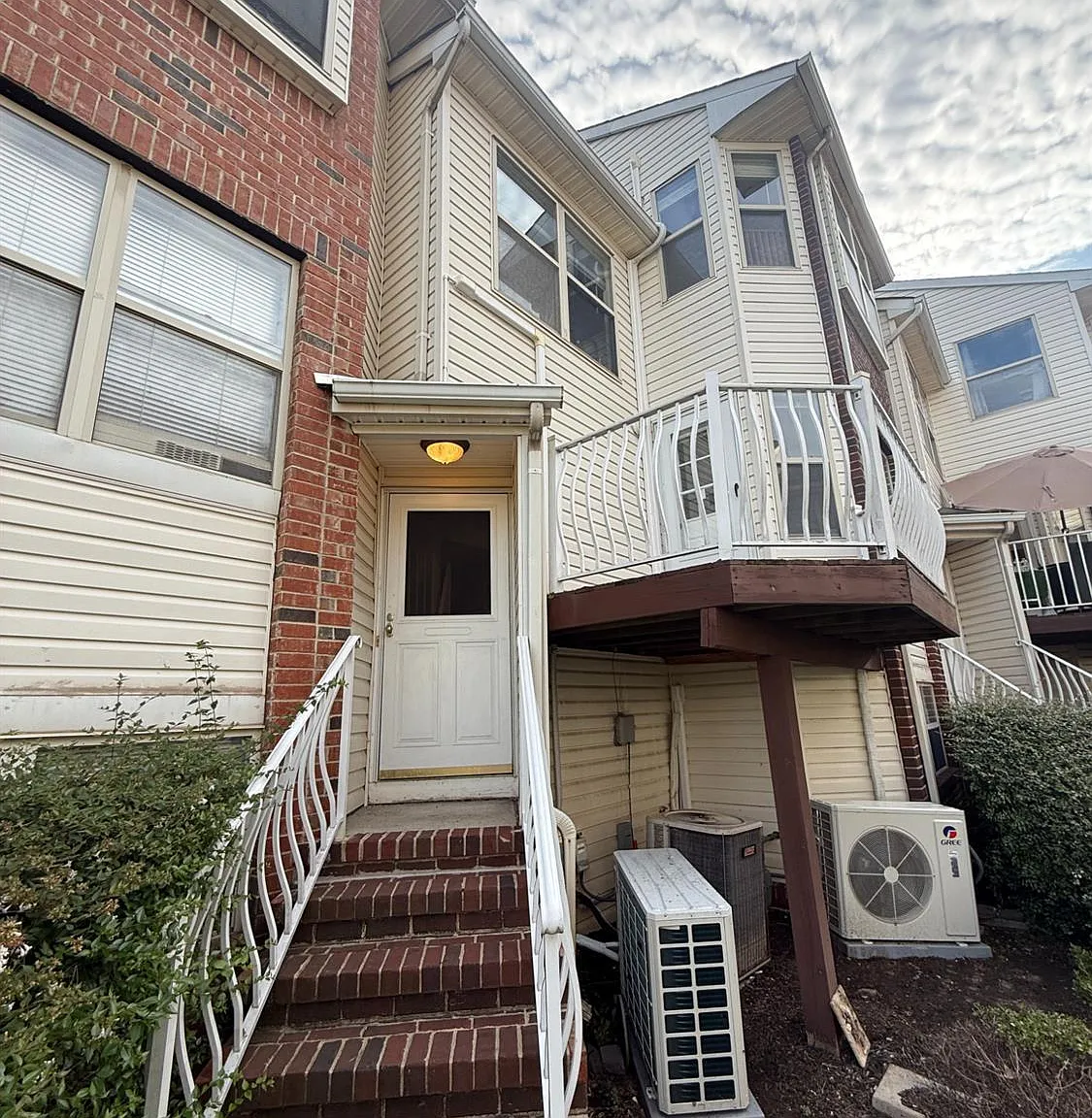 4 bed, 3.5 bath, 2045 sqft, $3,300 — Photo 1