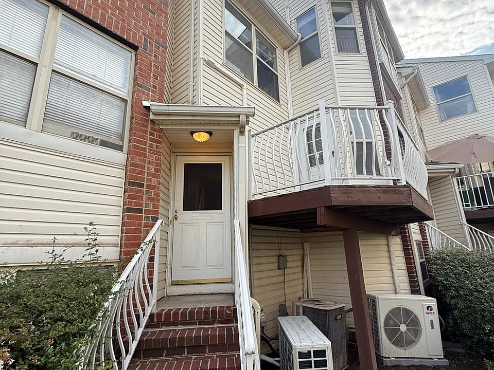 730 Harbortown Blvd