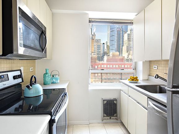5th image of 240 E 47th St APT 22A