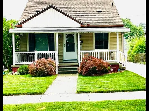 28016 Hughes St, Saint Clair Shores, MI 48081