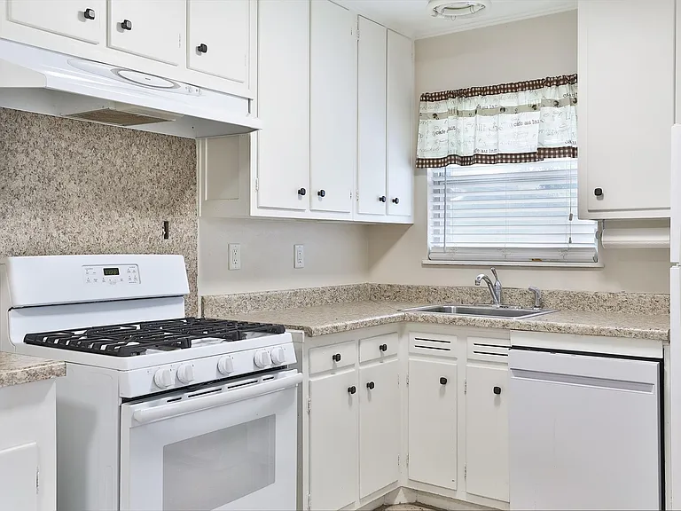 1321 Thornton Rd — Photo 7
