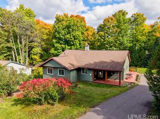1260 Vandenboom Ave, Marquette, MI 49855