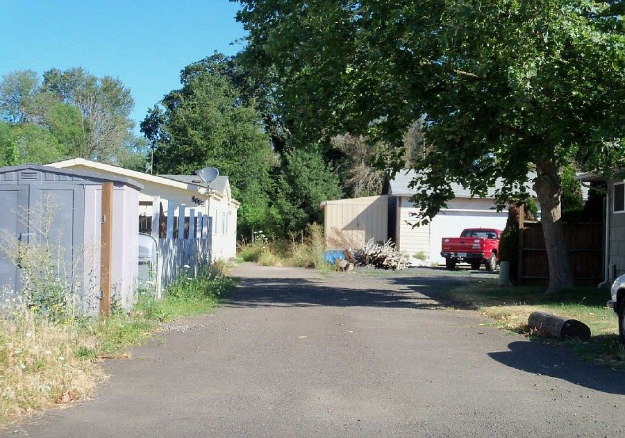 2nd image of 3745 Saramae Ln NE