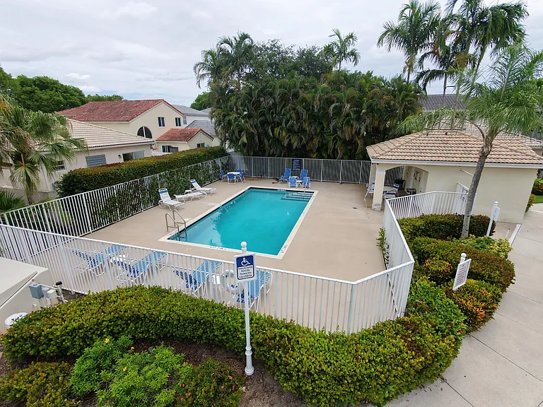 4907 Pelican Mnr — Photo 43