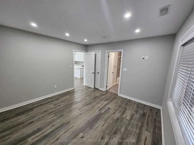 3392 Lake Shore Blvd W — Photo 12