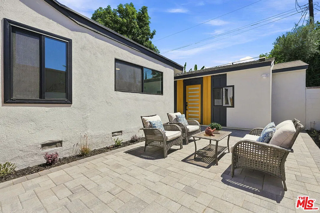2 bed, 1.0 bath, 718 sqft, $3,000 — Photo 2