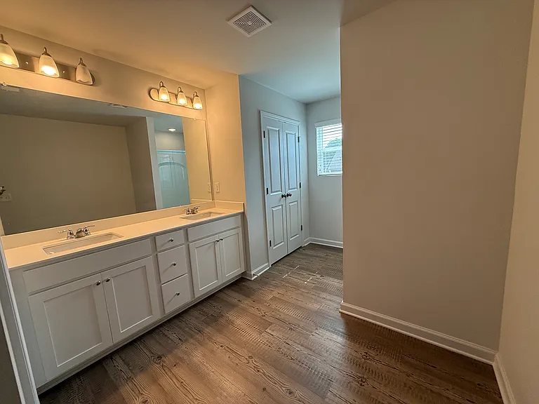 5251 Canberra Dr — Photo 25