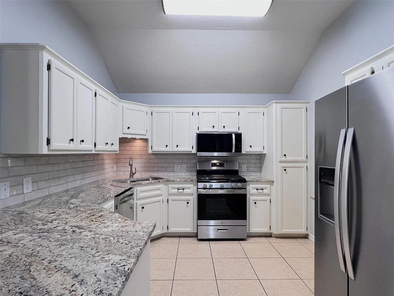3 bed, 2.0 bath, 1487 sqft, $2,200 — Photo 3