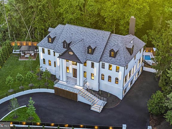 2nd image of 1124 Savile Ln
