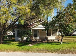 208 N Mesquite Ave, Luling, TX 78648