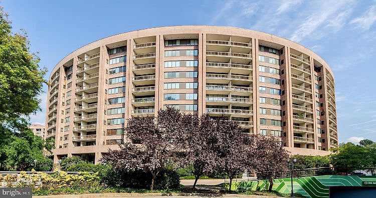 1st image of 1805 Crystal Dr APT 506S