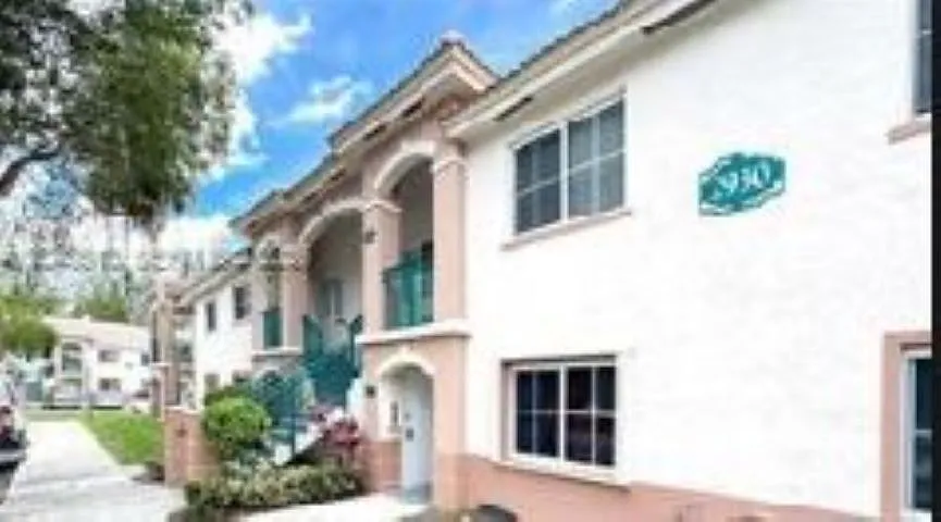 2 bed, 815 sqft, $1,585 — Photo 1