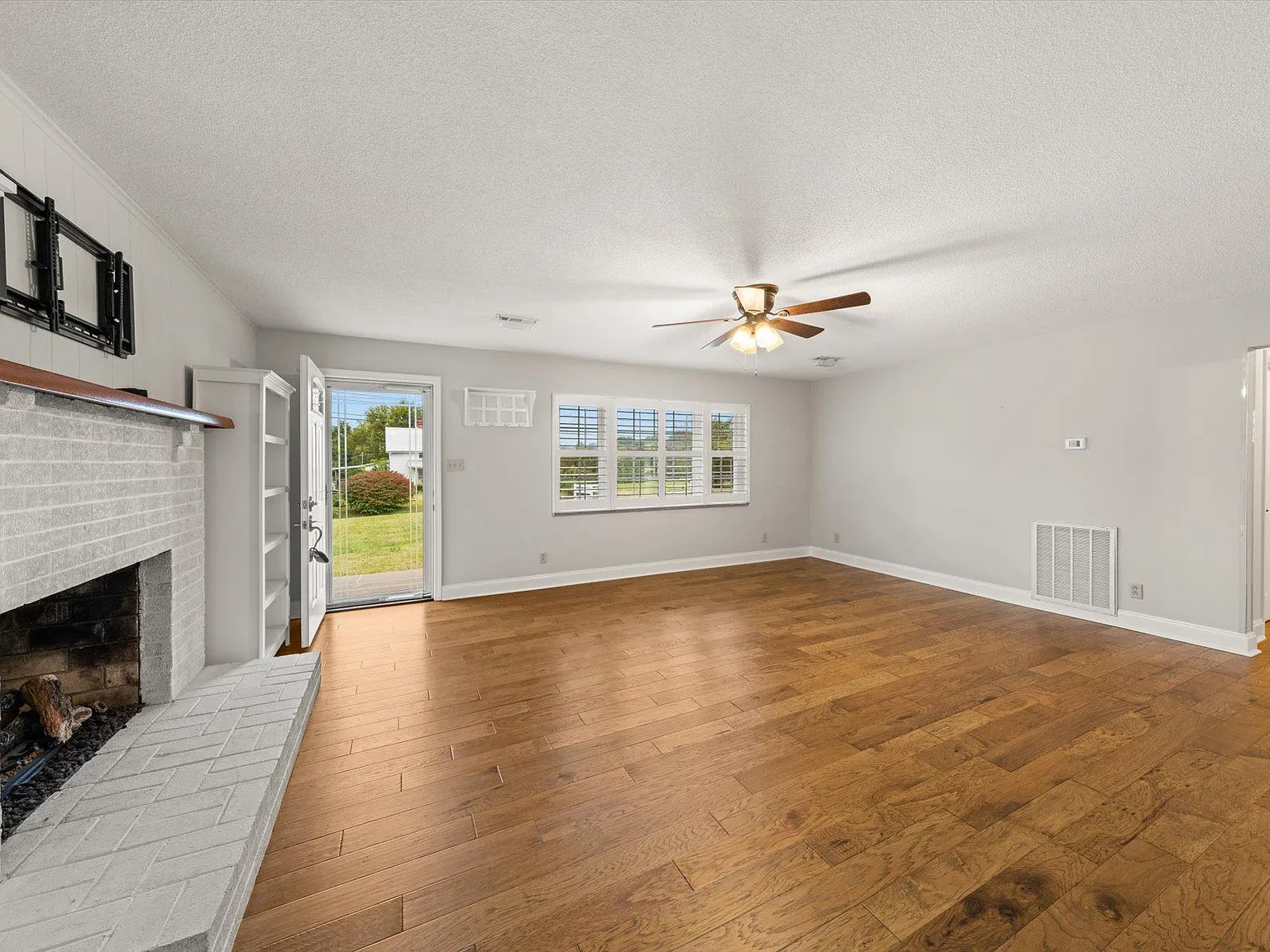 3 bed, 1.5 bath, 1540 sqft, $1,950 — Photo 4