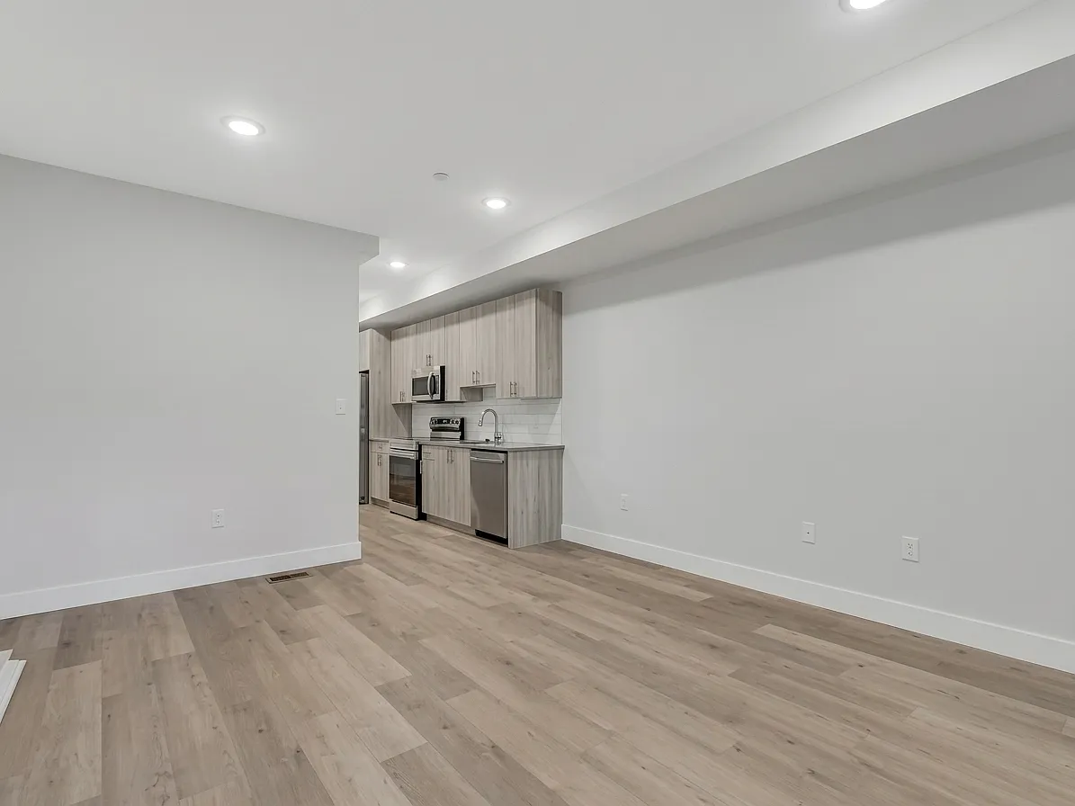 5 bed, 2500 sqft, $2,499 — Photo 3