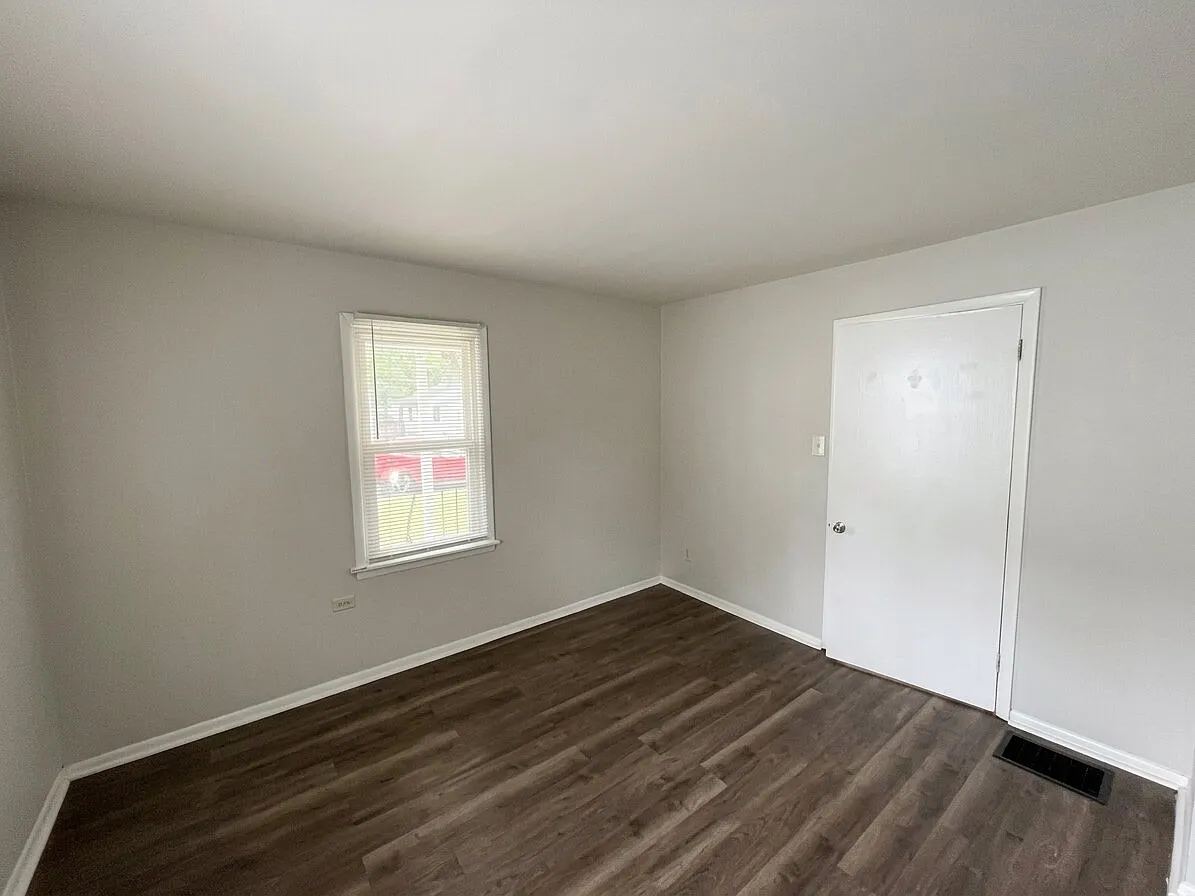 3 bed, 1.0 bath, 1100 sqft, $1,350 — Photo 4