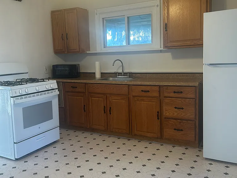 987 E Lovejoy St — Photo 3