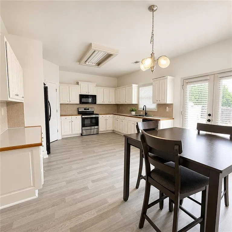 5 bed, 2598 sqft, $2,600 — Photo 4