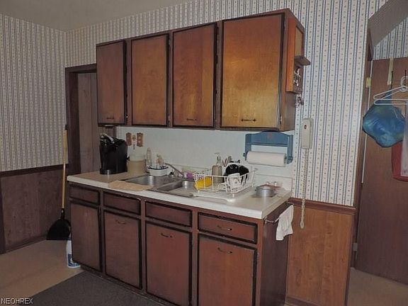 3rd image of 719 N Tuscarawas Ave