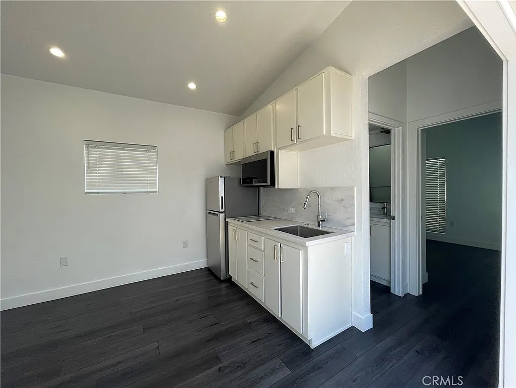 1 bed, 400 sqft, $1,800 — Photo 3