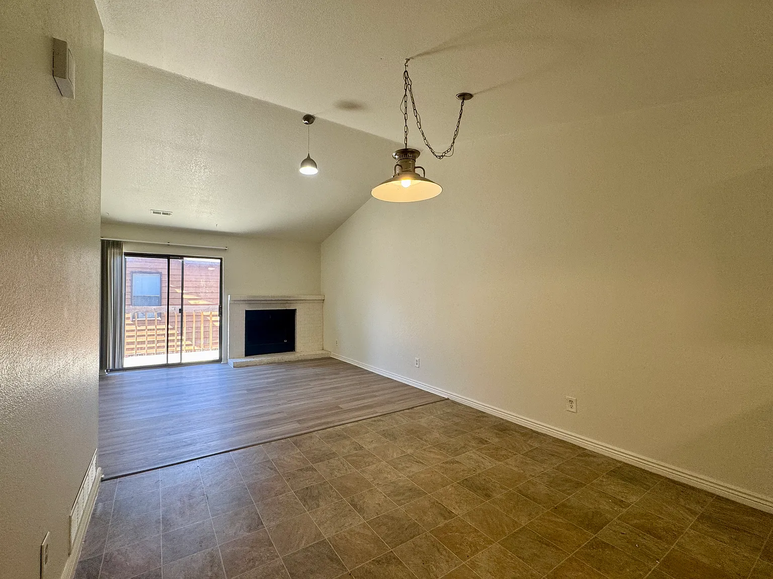 2 bed, 940 sqft, $1,555 — Photo 3