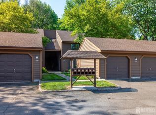 195 Hidden Hollow Ct, Edison, NJ 08820