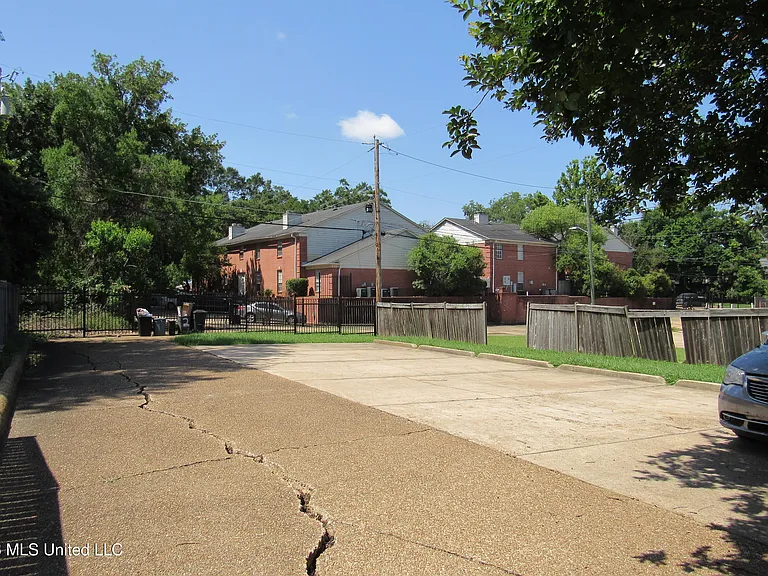 931 E Fortification St — Photo 5