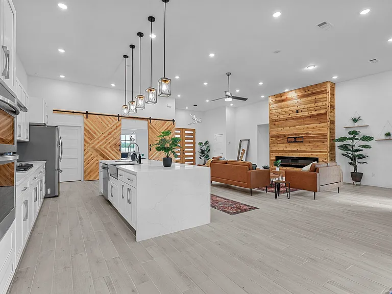 4013 Legend Trl — Photo 27