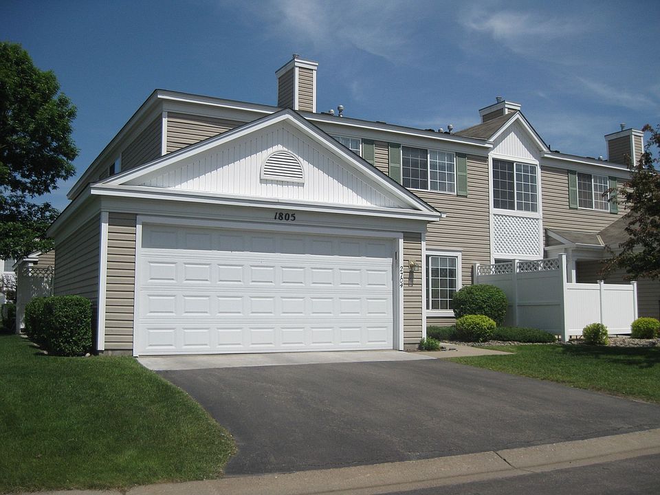 Superb end unit in convenient location!