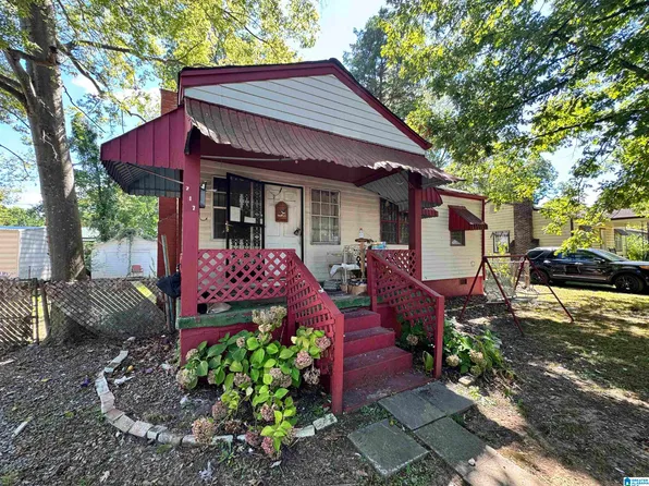 717 39th Pl, Fairfield, AL 35064